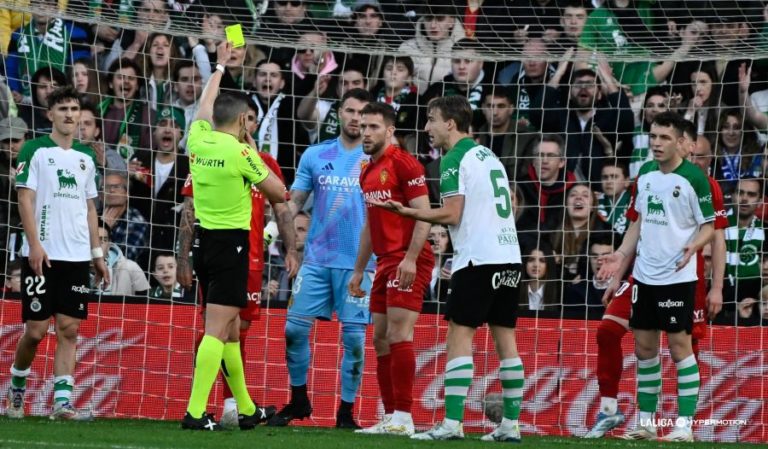 El Real Zaragoza cae en El Sardinero en un partido marcado por la expulsión de Calero (2-0)