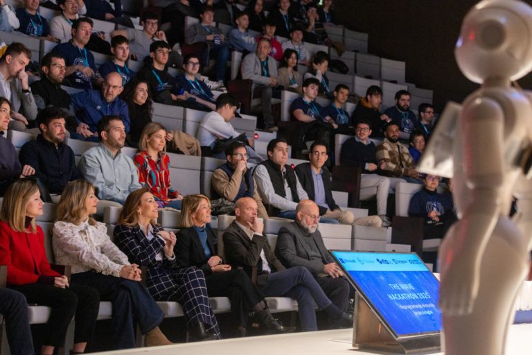Natalia Chueca destaca el potencial innovador de Etopia en el hackathon de The Wave