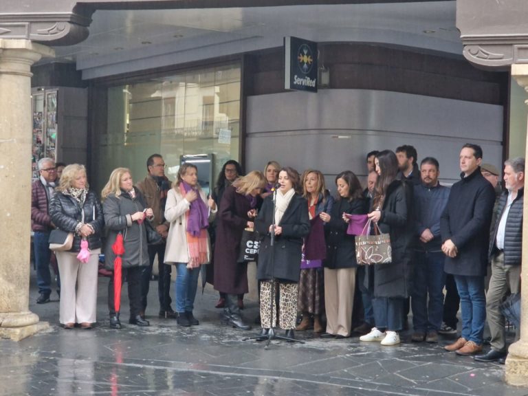 Teruel celebra la lectura del manifiesto del 8 M en la Plaza del Torico