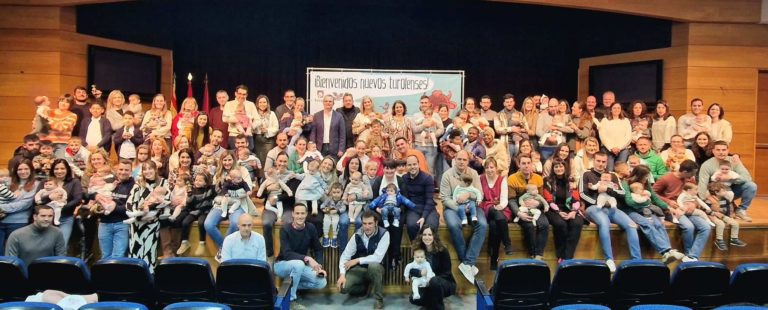 Teruel entrega estatuillas del Torico bebé a 172 familias en acto especial