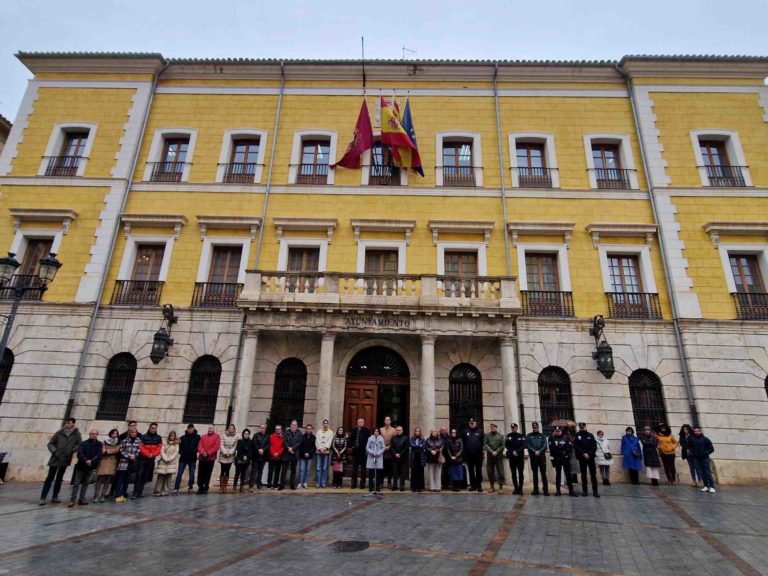 Teruel rinde homenaje a las víctimas del accidente ferroviario en Adamuz