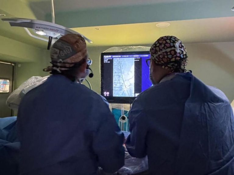 El Clínico participa en el VII Congreso de Cirugía Endovascular emitiendo una cirugía compleja en directo