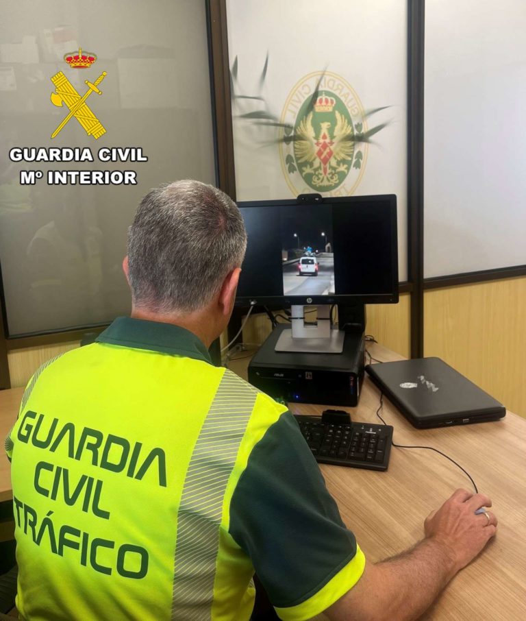 Un hombre investigado por conducir con un pasajero sobre el techo de su furgoneta en Albarracín