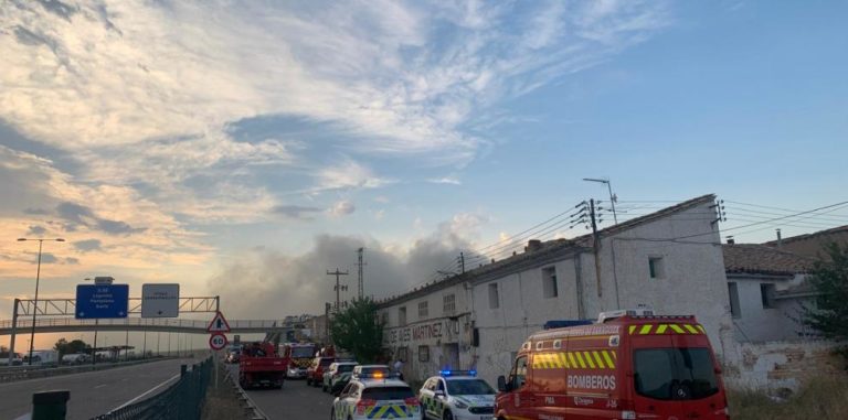 Incendio en empresa química de Utebo provoca confinamiento de vecinos