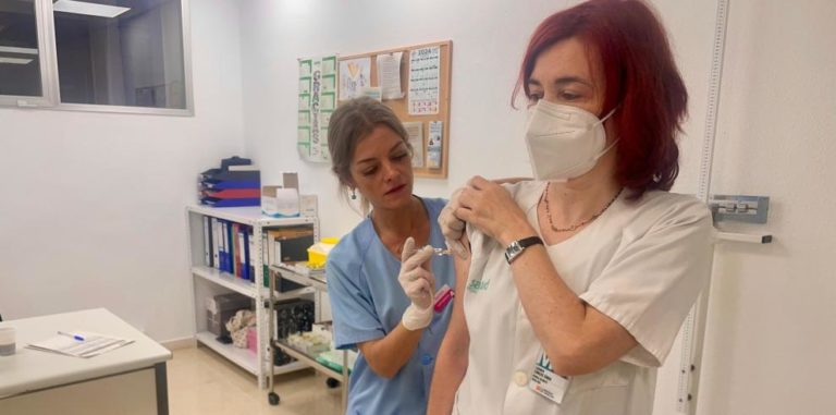 Aragón inicia la vacunación de mayores de 85 años contra la gripe y COVID-19