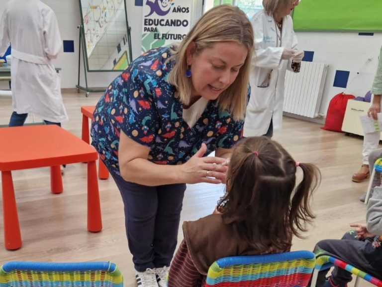Alumnos de infantil del Colegio Guillermo Fatás reciben la vacuna intranasal contra la gripe