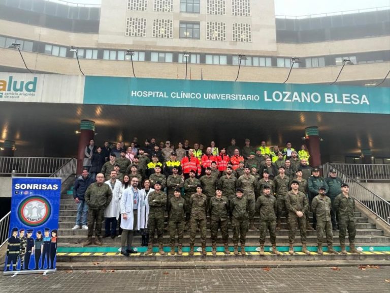 Voluntarios y Cuerpos de Seguridad alegran la Navidad a niños hospitalizados en Zaragoza