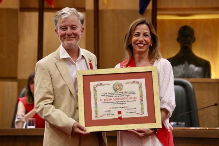 El exalcalde Pedro Santisteve recibe la Medalla deOro de Zaragoza