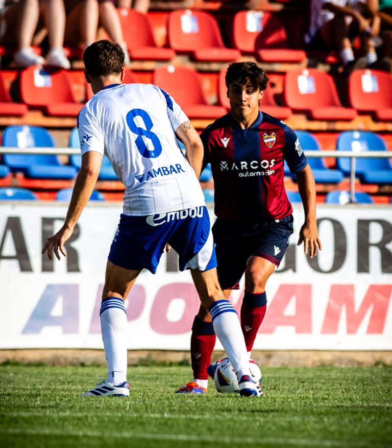 El Real Zaragoza domina pero cae en el último minuto ante el Levante en su cierre de pretemporada (0-1)