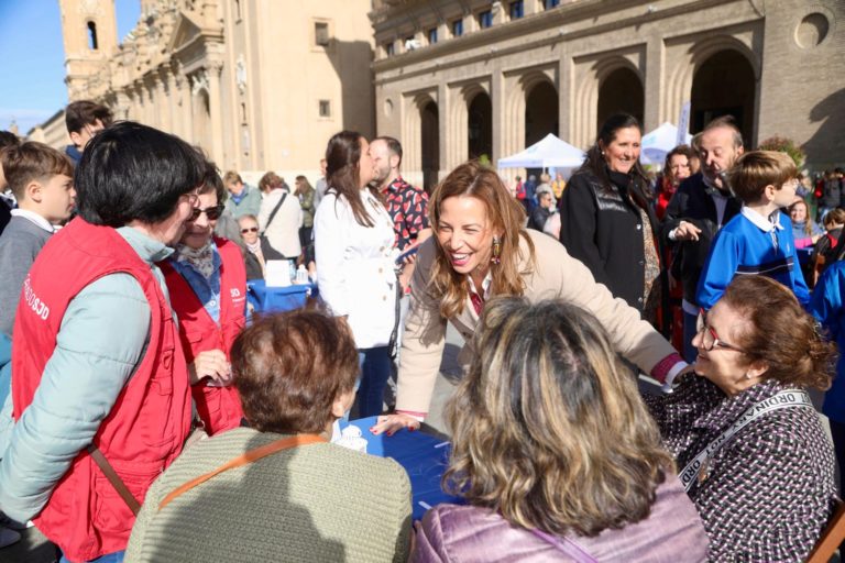 Zaragoza sensibiliza sobre la soledad no deseada en la Plaza del Pilar