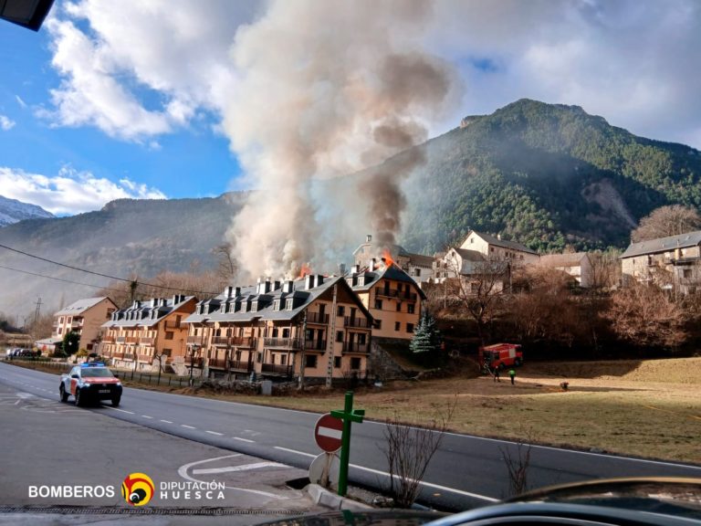 Un incendio en un edificio de Parzán obliga a desalojar a 15 personas