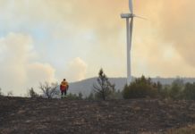 El incendio de Leciñena supera las 2.200 hectáreas y el viento las labores de extinción