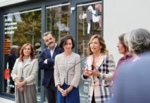 Zaragoza lanza el Proyecto Huella para concienciar sobre el suicidio con 120 zapatos en Plaza Aragón