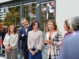 Zaragoza lanza el Proyecto Huella para concienciar sobre el suicidio con 120 zapatos en Plaza Aragón