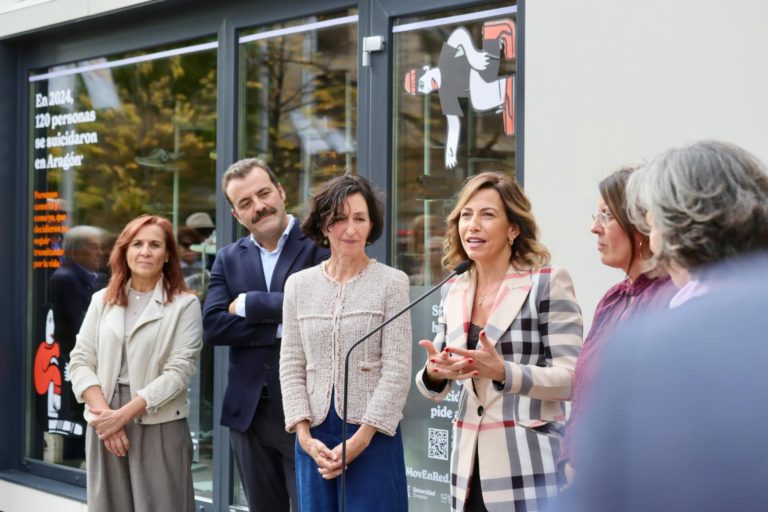 Zaragoza lanza el Proyecto Huella para concienciar sobre el suicidio con 120 zapatos en Plaza Aragón