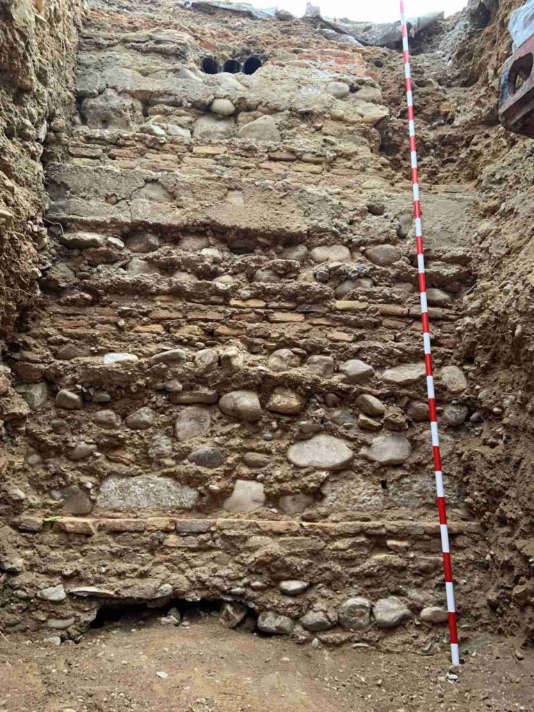 Zaragoza revela secretos de su pasado a través de sondeos en la plaza de San Miguel