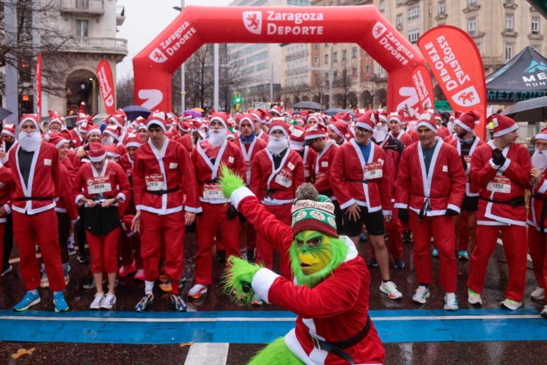 Zaragoza se llena de elfos y Papás Noel en una carrera solidaria