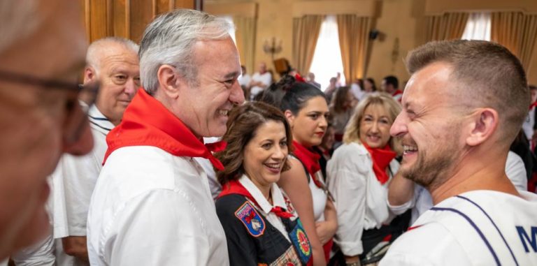 Azcón se suma a las fiestas de la Vaquilla de Teruel