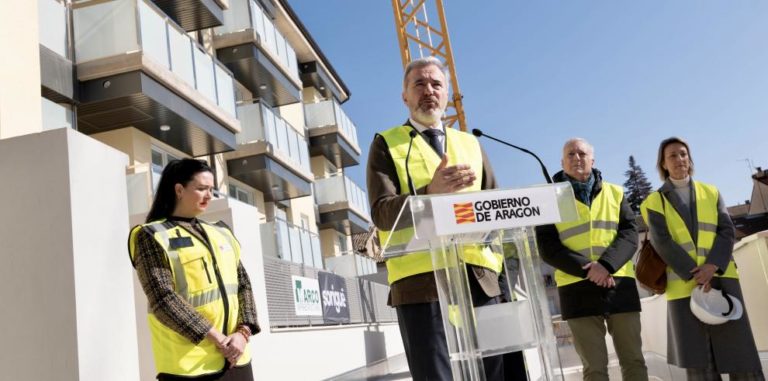 Azcón visita las primeras 27 viviendas de La Merced en Huesca