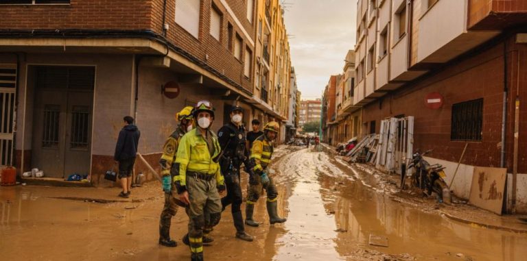 El operativo de limpieza enviado desde Aragón avanza en Catarroja con refuerzos y alojamiento asegurado