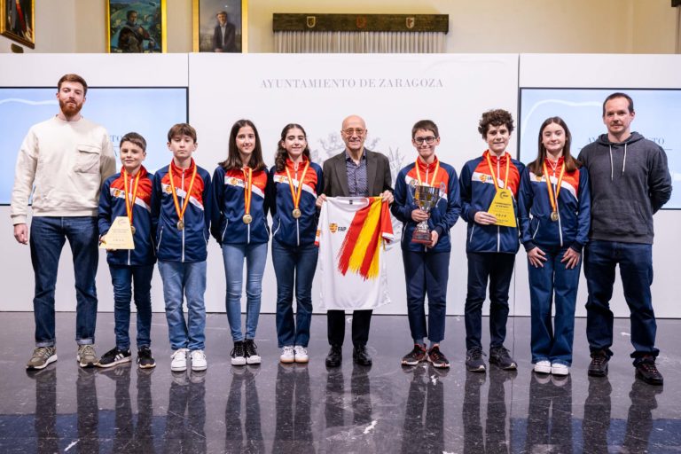 El Ayuntamiento de Zaragoza recibe a los patinadores del Club Zlalom, Campeones de España Sub14