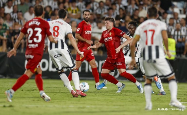 El Real Zaragoza rescata su primer punto en el minuto 86 de la jornada 3 (1-1)