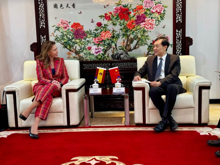 La alcaldesa de Zaragoza se reúne con China Petroleum