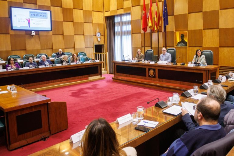 La consejera de Hacienda presenta el proyecto de Presupuesto Municipal 2025 al tejido asociativo en el Consejo de Ciudad