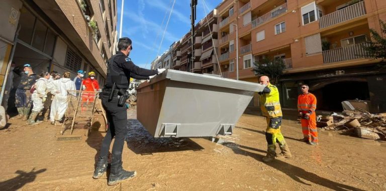 El dispositivo aragonés en Catarroja instala contenedores para gestionar los lodos y avanza en la limpieza de garajes