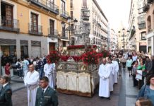 Zaragoza celebra el Corpus Christi con la participación de gigantes y la Custodia procesional Procesión con flores y personas