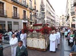 Procesión con flores y personas