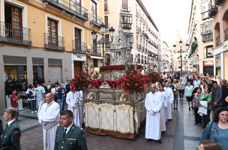 Procesión con flores y personas