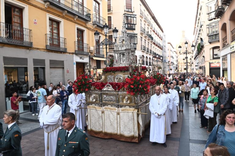 Zaragoza celebra el Corpus Christi con la participación de gigantes y la Custodia procesional