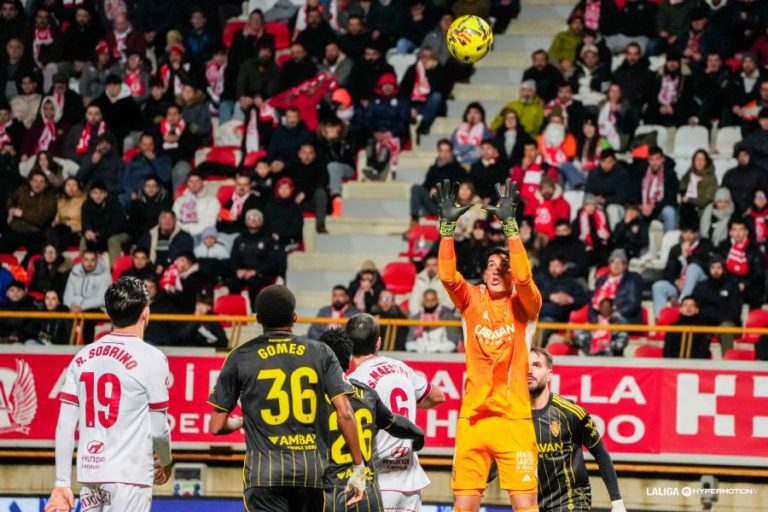 Un empate pobre en León deja más dudas que certezas (0-0)