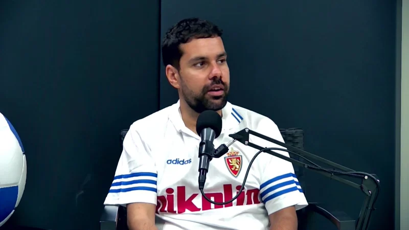 Centro del campo del Real Zaragoza durante una acción de partido