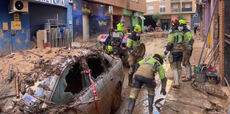 El Operativo Aragonés en Catarroja trabaja intensamente para evitar el colapso del alcantarillado