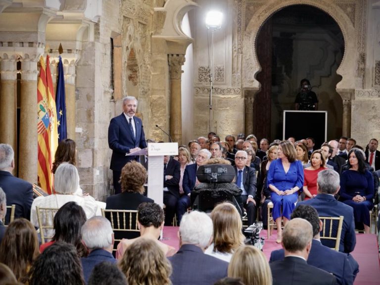 Azcón destaca el crecimiento económico y reclama más infraestructuras en el Día de Aragón