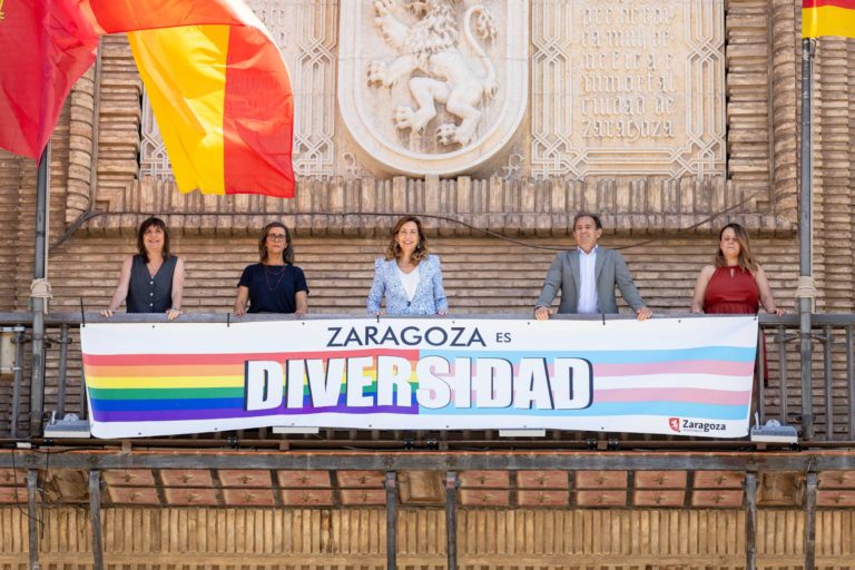 El Ayuntamiento coloca la pancarta por el Día del Orgullo