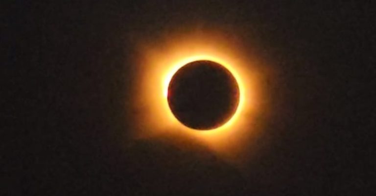 Aragón se queda a oscuras: el eclipse total regala una imagen para la historia