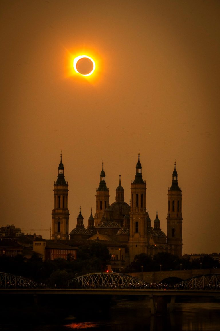 Miles de personas se reúnen en Zaragoza para presenciar un histórico eclipse solar total