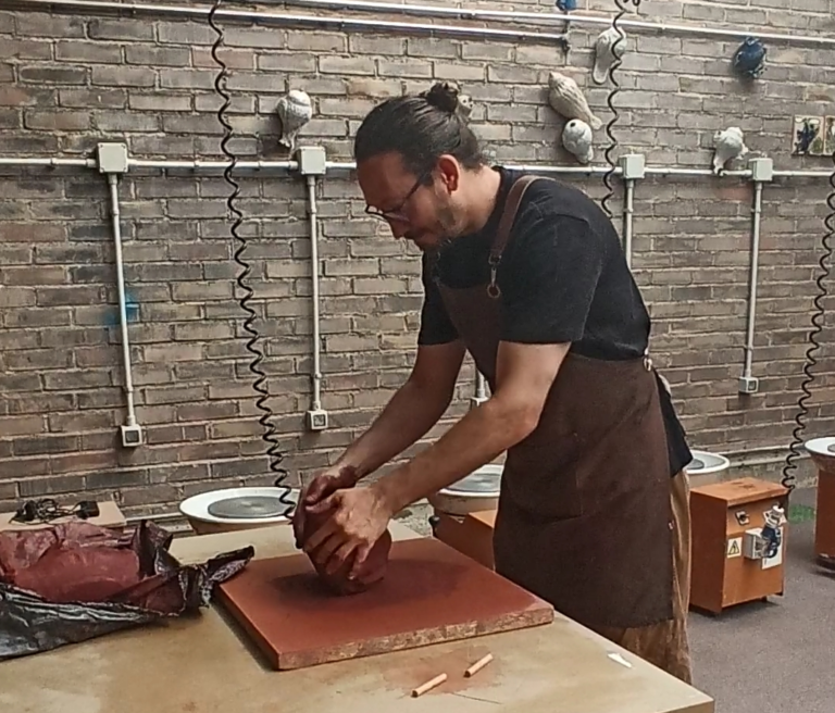 El Taller Escuela Cerámica de Muel celebra su 60 aniversario con una jornada junto al artista Ícaro Maiterena