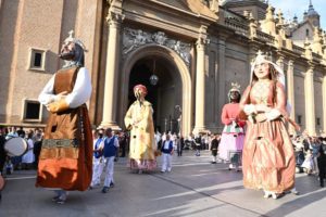 Desfile de gigantes y cabezudos