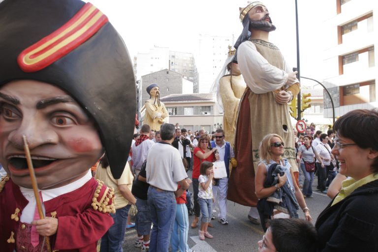 Reeditan la «Pequeña guía ilustrada de Gigantes y Cabezudos de Zaragoza»