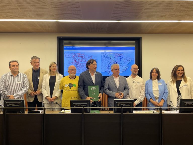 Protesta en el Congreso por el nuevo plan de transporte que amenaza paradas en Aragón