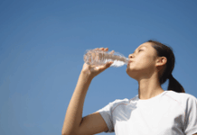 El mito de la hidratación: beber agua no basta