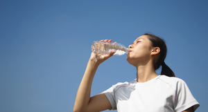 El mito de la hidratación: beber agua no basta