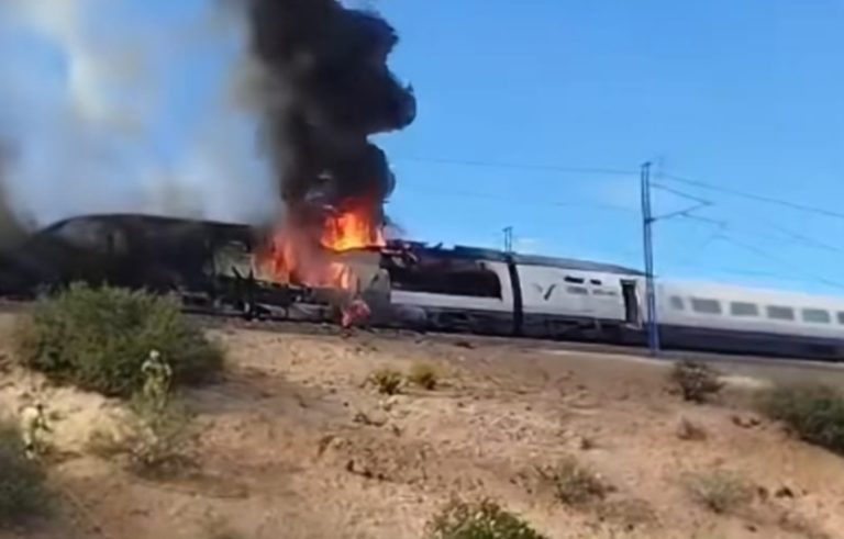 Caos ferroviario en el Puente de Octubre: un incendio en un AVE interrumpe el servicio entre Madrid y Barcelona