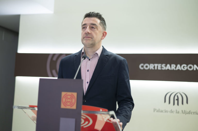 El PSOE exige el cese inmediato del consejero de Sanidad tras la retirada del decreto en Aragón