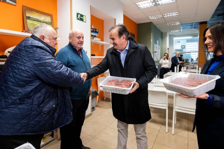 Mercazaragoza dona 580 raciones de longaniza al Banco de Alimentos en el Jueves Lardero