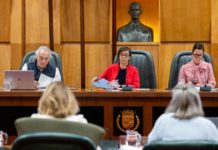 El Ayuntamiento asegura haber reducido a 15 días la primera cita en servicios sociales